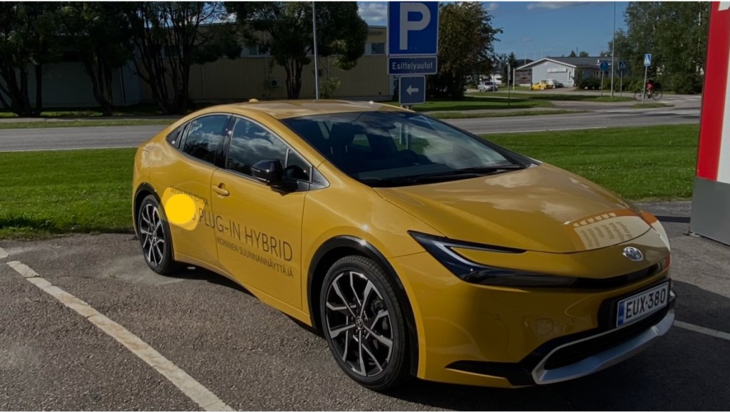 Autoliikkeen keltainen viidennen sukupolven Toyota Prius.