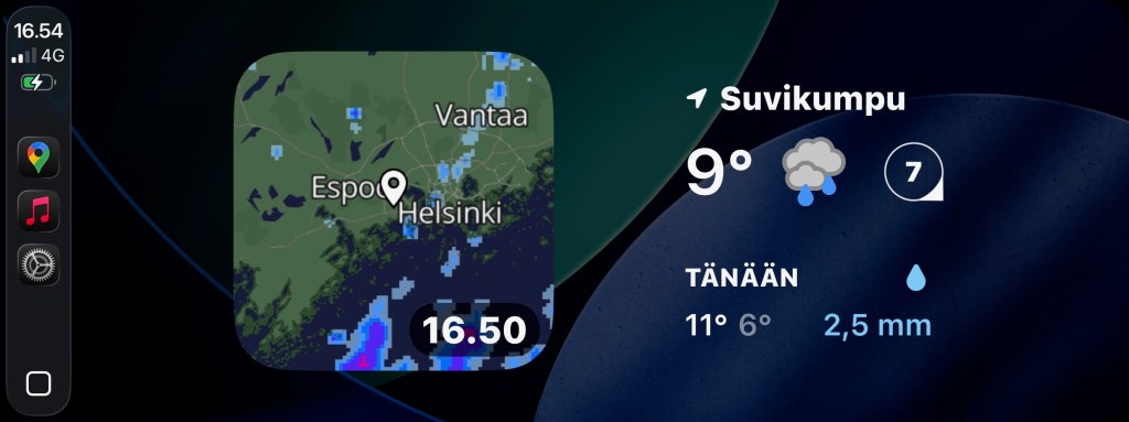 Apple CarPlay iOS 26 tuoma widget näkymä. Vasemmalla sadetutka widget, oikealla vastaavasti paikallissää.