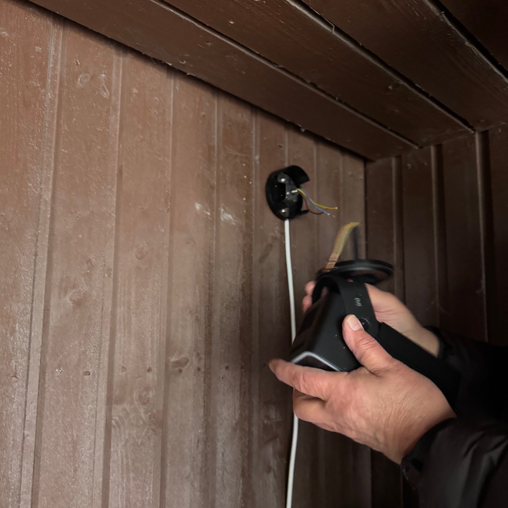 Valtuutettu sähköasentaja asentaa kameran ja kytkee johdot.