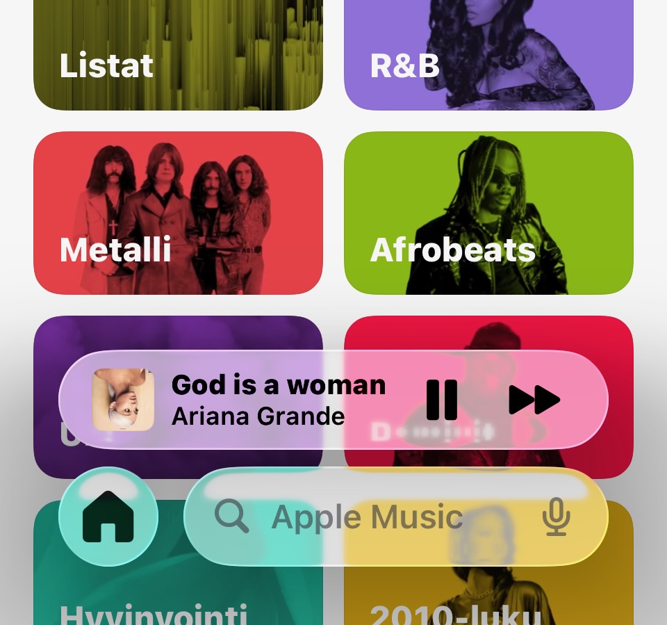 Kuva Musiikki-appsista. Näytöllä minisoitin, jossa soi Arianna Grande.