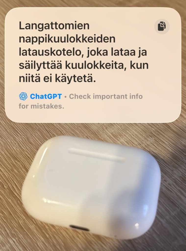 ChatGPT:n vastaus suomen kielellä, vaikka suomen kielen tukea ei vielä ole. Kuvassa AirPods Pro 3 kuulokkeiden latauskotelo.
