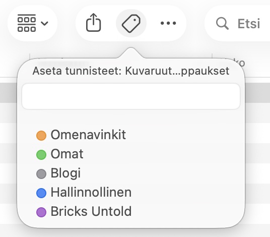 Kuvaruutukaappaus Finderistä. Tarkka kohta missä tiedostoille ja kansioille voi asettaa tunnisteet. Kuvassa näkyy esimerkin omaisesti käyttäjän luomia tunnisteita.