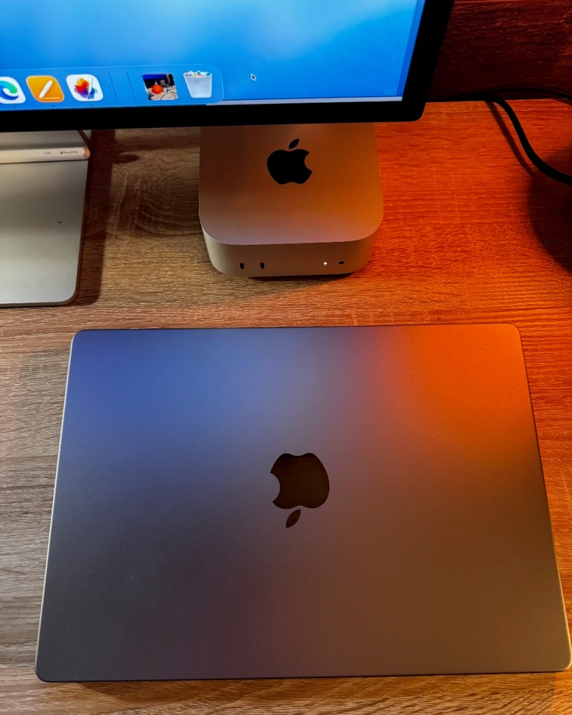 Mac Mini ja MacBook Pro vierekkäin.