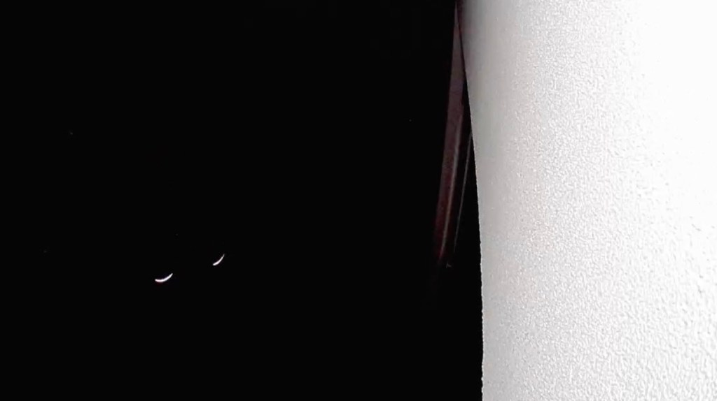 Väärin asennettu Outdoor Cam kuvasta näyttää enimmäkseen mustaa. Kuvassa näkyvät viirut ovat kumisaappaiden heijastimet.