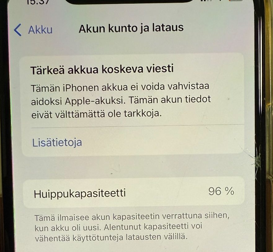 iPhone varoittaa ettei puhelimen akku ole aito Apple-akku.